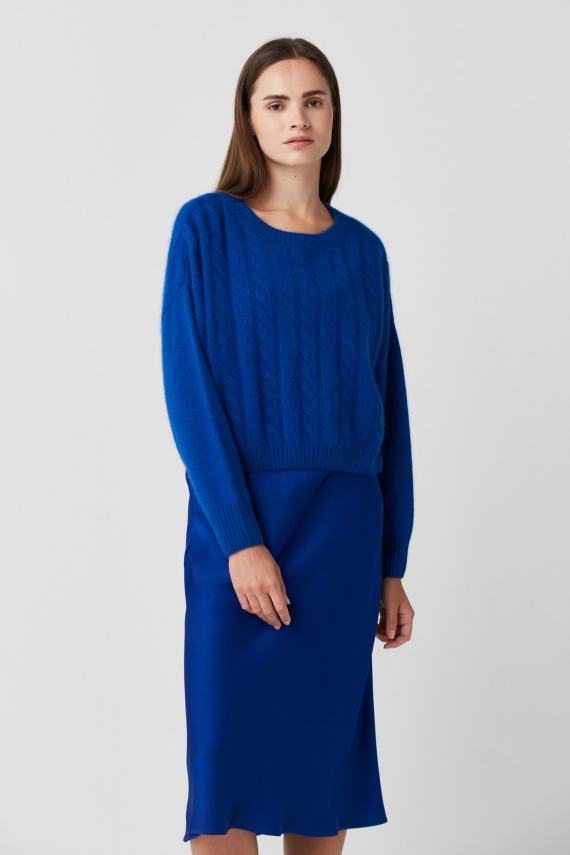 Krótki sweter z ozdobnym splotem niebieski