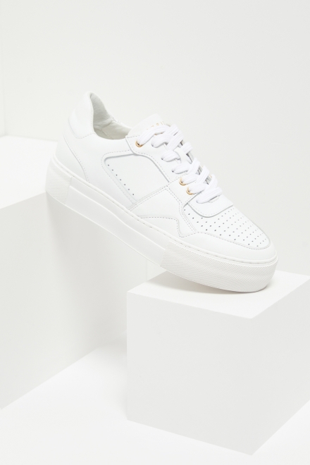 Białe skórzane sneakersy