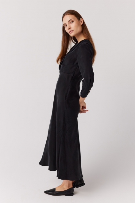 Czarna sukienka z dekoltem w szpic